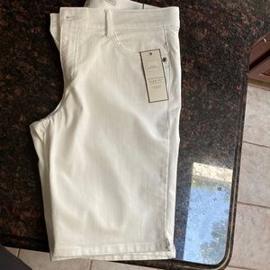 Dana Buchman slimming Bermuda mid rise shorts